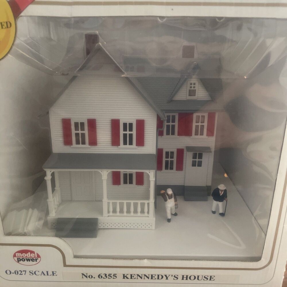 Model Power Kennedy's House No 6355 White w/Red Shingles NIB Lighted 2 Figures